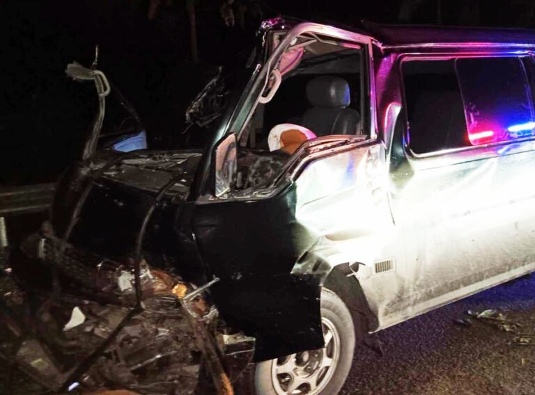 1 dead, 10 injured when van hits backhoe in Quezon