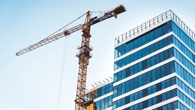 Crane count drops by 10% | Immersion in construction