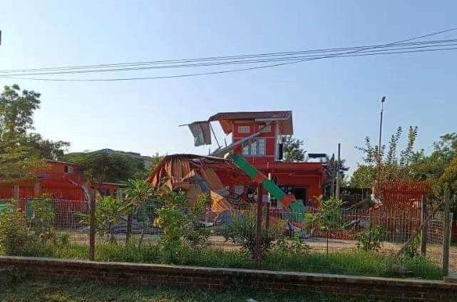 The army destroys two gas stations with a backhoe and arrests 20 employees