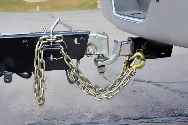 Utility trailer safety chains for safe and reliable trailer