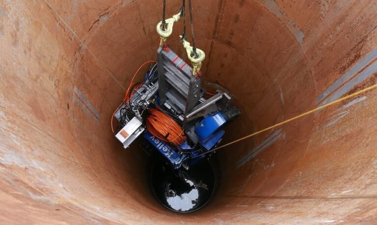 In the Great Lakes area, a vehicle operated by divers installs new tunnel linings without the need for dewatering