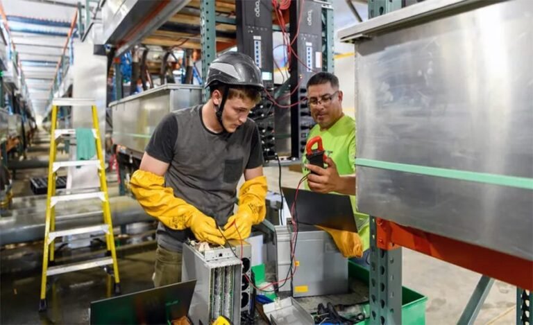 Construction hiring declines, but contractors keep workers