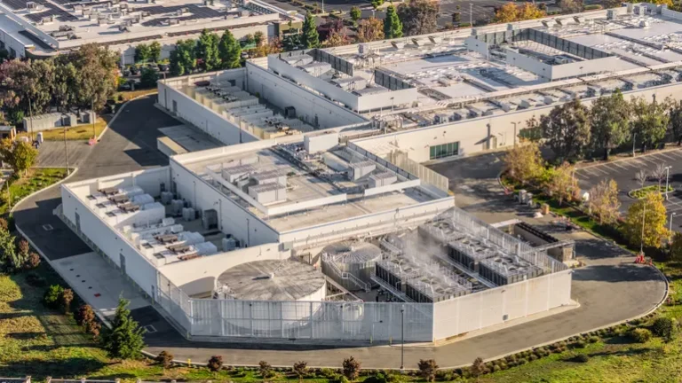 Public opposition, start of mega-projects and labor investments: the latest developments in data centers
