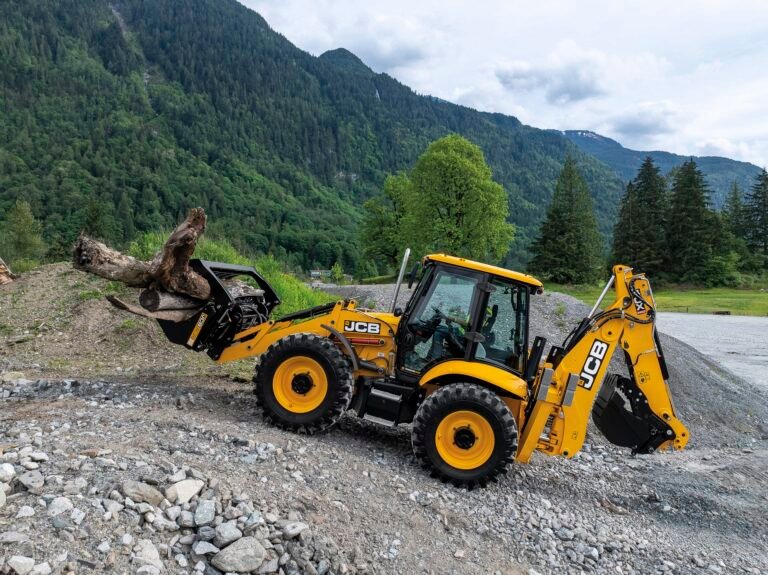 JCB’s DualDrive keeps backhoe operators focused on the task at hand