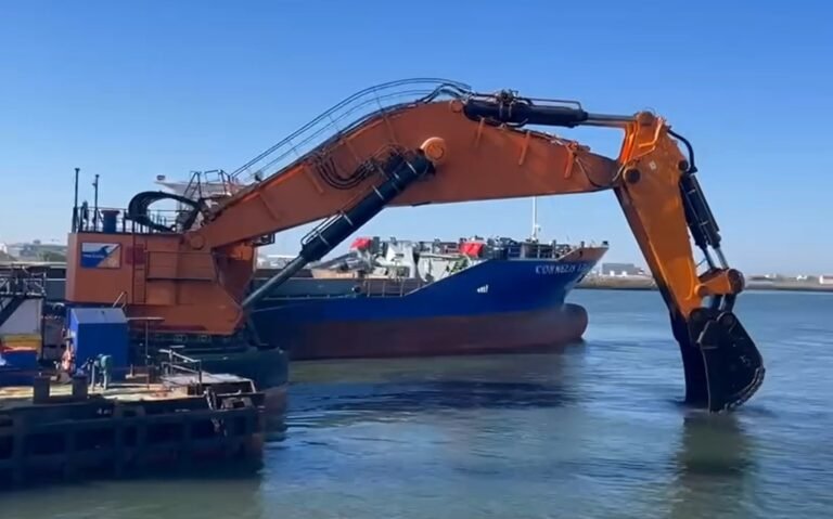 Van Oord Samson’s backhoe is busy in Portugal dredging