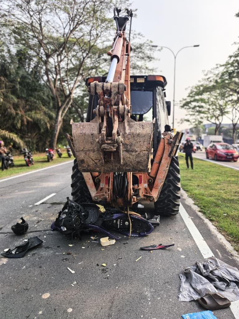 A motorcyclist dies after colliding with a backhoe near Gelang Patah