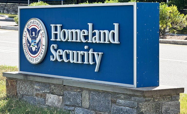 The judge considers that the application of the ICE is likely to violate the Constitution